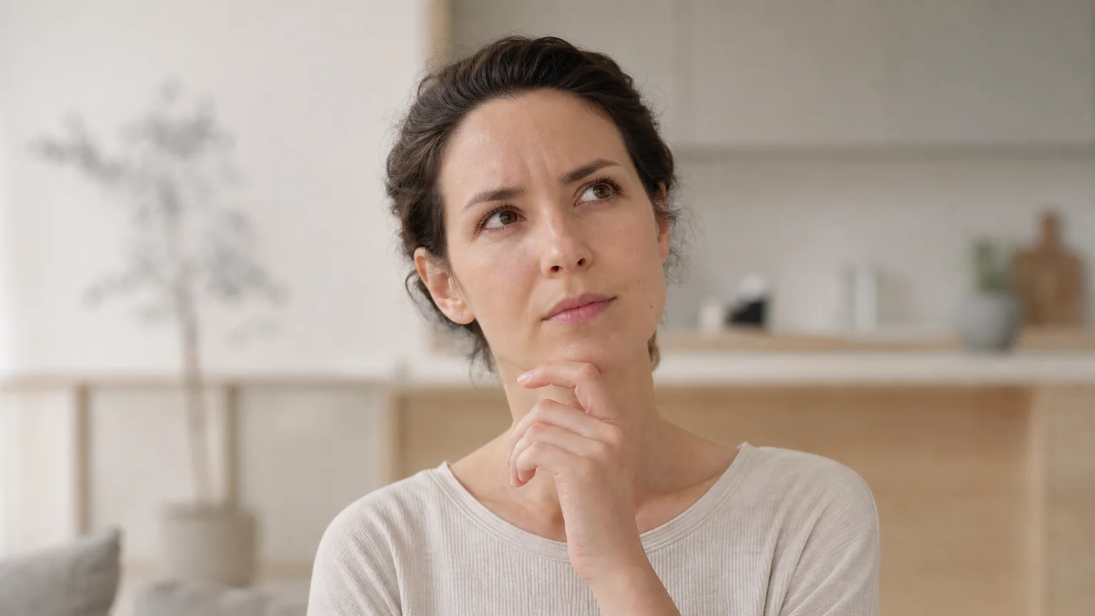 Personne qui se pose une question avant de prendre une décision